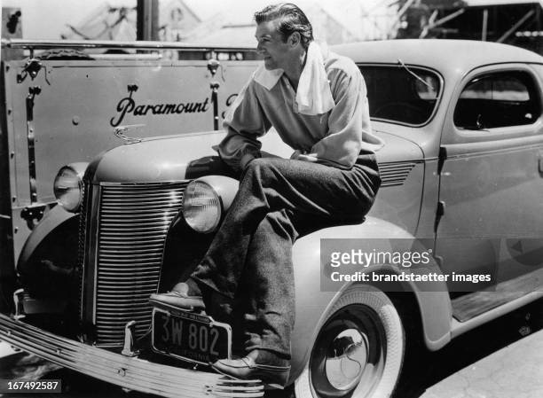 American actor Gary Cooper with his new Chrysler. Paramount studios. Hollywood. 1937. Photograph. Der US-amerikanische Schauspieler Gary Cooper mit...