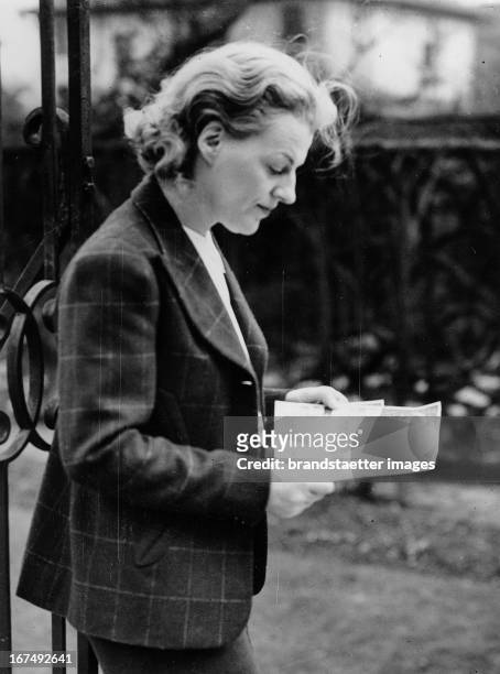 Portrait of the English actress Gracie Fields at her home at Finchley Road/London. January 1st 1938. Photograph. Portrait der englischen...