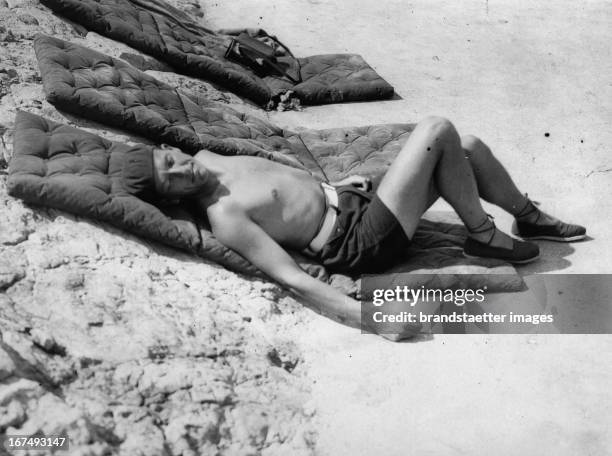 English actor and writer and composer Noel Coward sunbathing in Cap d'Antibes . France. Photograph. Der englische Schauspieler und Schriftsteller und...