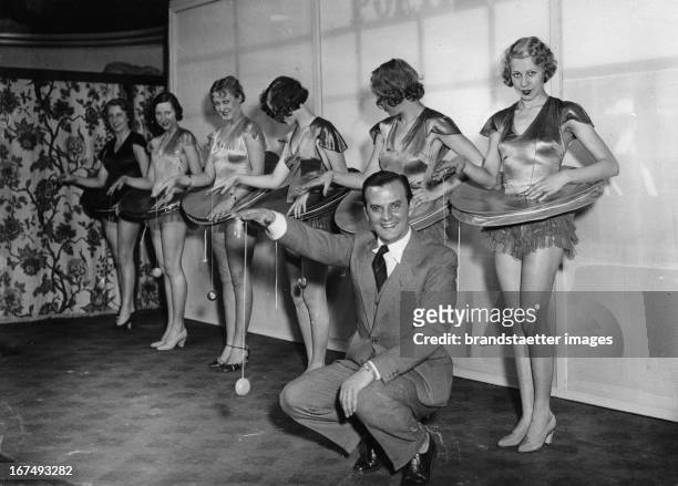 German actor Ernst Verebes with a yo-yo in a Nelson-Revue in the Eden Hotel. 1st November 1932. Photograph. Der deutsche Filmsschauspieler Ernst...