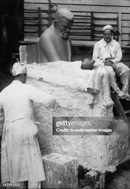 The model of the Berlin Heinrich Zille Monument with the casting form. 28th July 1930. Photograph. Das Modell des Berliner Heinrich Zille-Denkmals...