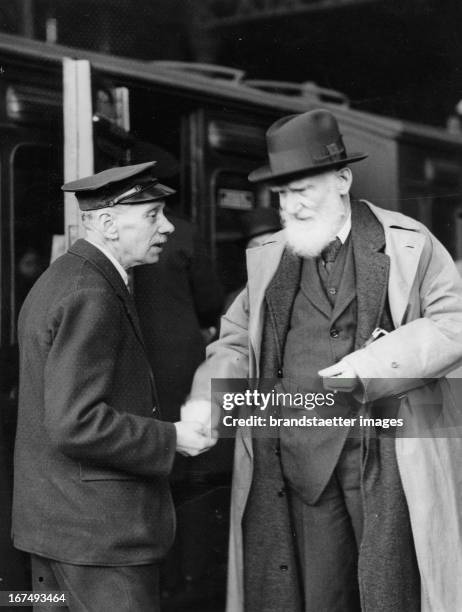 Irish-British playwright George Bernard Shaw with a porter at the Liverpool Street Station / London on his departure to New Zealand. 8th February...