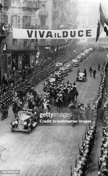 The Italian dictator Benito Mussolini drives in a parade through the streets of Turin. 25th October 1932. Photograph. Der italienische Diktator...