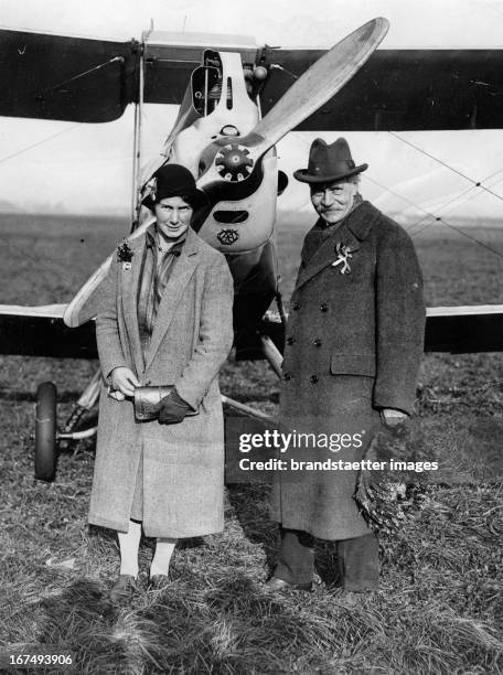 Prime Minister Ramsay MacDonald and his daughter Isobel at Heston aerodrome near London. Photograph. . Premierminister Ramsey MacDonald und seine...