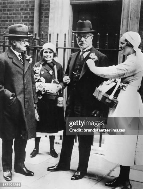 British Prime Minister Ramsay MacDonald bought a rose at Alexandra rose day in London. 8th June 1932. Photograph. Der britische Ministerpräsident...
