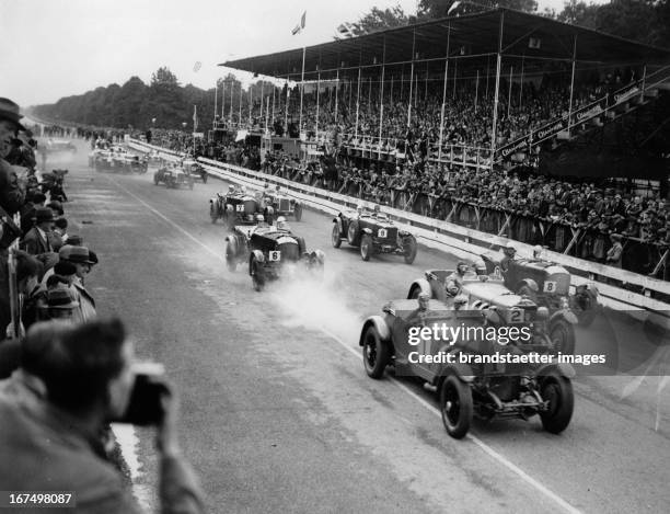 Grand Prix of Ireland. Start. In front: Malcolm Campbell. July 20th 1930. Photograph. Grand Prix von Irland. Start. Vorne: Malcom Campbell....