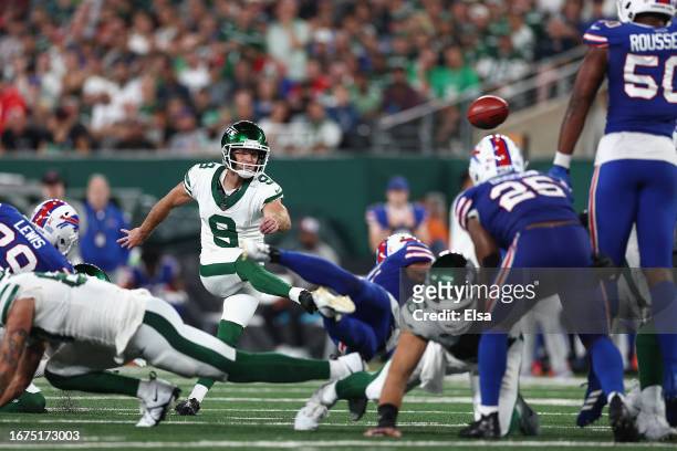 Place kicker Greg Zuerlein of the New York Jets kicks a 43-yard field goal against the Buffalo Bills during the third quarter of the NFL game at...