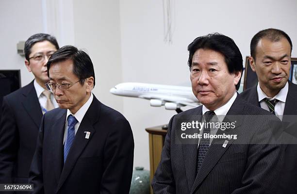 Osamu Shinobe, president and chief executive officer of All Nippon Airways Co. , second from left, and Yoshiharu Ueki, president of Japan Airlines...