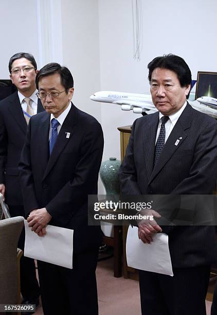 Osamu Shinobe, president and chief executive officer of All Nippon Airways Co. , second from left, and Yoshiharu Ueki, president of Japan Airlines...