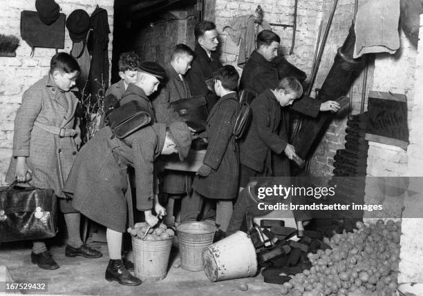 Scholars of the Kaiser Friedrich School in Charlottenburg / Berlin collect briquettes and potatoes for the WINTERHILFE. They deliver the donations...