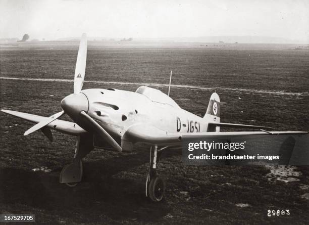 German pursuit plane. October 1937. Photograph. Deutsches Jagdflugzeug. Oktober 1937. Photographie . 18,2 : 24 cm .