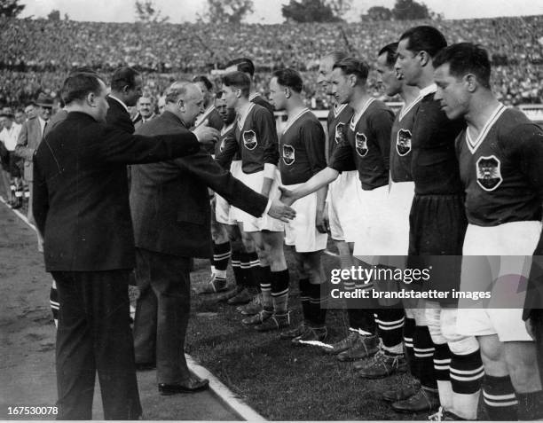 Austrian President Wilhelm Miklas and the Vice-Chancellor Ernst Rüdiger Starhemberg welcome the Austrian soccer team. National soccer match Austria -...