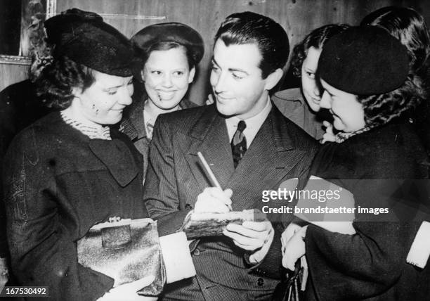 The US-american actor Robert Taylor with fans in London. August 30th 1937. Photograph. Der US-amerikanische Filmschauspieler Robert Taylor mit Fans...