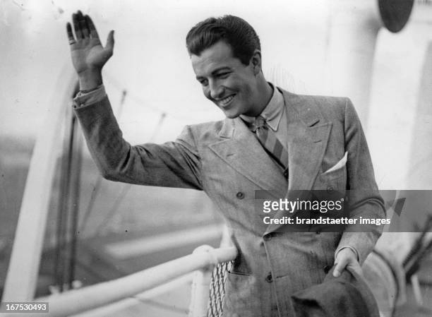 The US-american actor Robert Taylor at his arrival in the harbour of Southampton. On the ship BERENGARIA. August 27th 1937. Photograph. Der...
