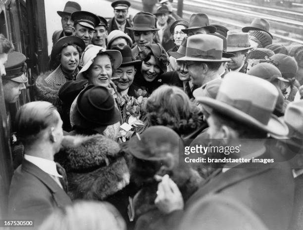 The English actress Gracie Fields arrives at Waterloo Station/London after a longer stay in South Africa. March 30th 1936. Photograph. Die englische...