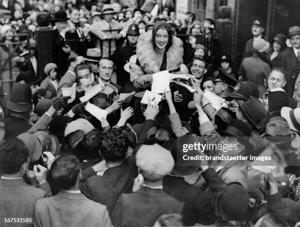 American actress Jeranette MacDonald with fans when she leaves Dominion Theatre in London. October 5th 1931. Photograph. Die US-amerikanische...