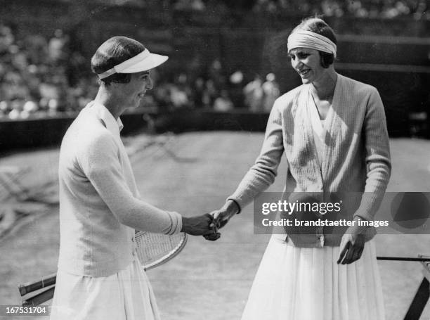 German tennis player Cilly Aussem and her rival Hilde Krahwinkel-Sperling at the final of Wimbledon/London. July 3th 1931. Photograph. Die deutsche...