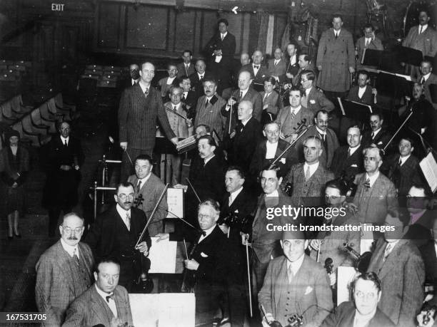 German conductor Wilhelm Furtwängler with the Vienna Philharmonic in London/Queen´s Hall. April 30th 1930. Photograph. Der deutsche Dirigent Wilhelm...