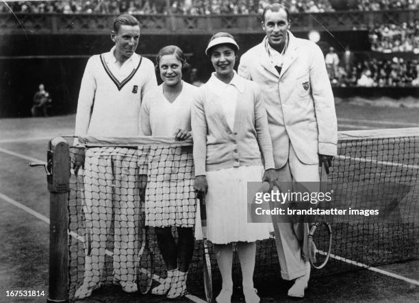 The tennis player Fred Perry - Mary Heeley - Cilly Aussem and her partner William Tilden. Wimbledon. June 30th 1930. Photograph. Die Tennisspieler...