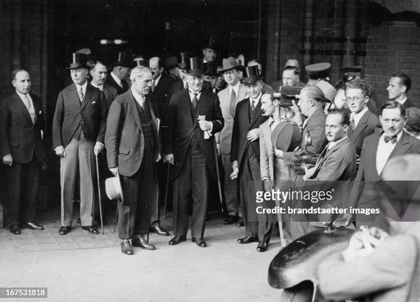 Arrival of Ramsay MacDonald in Berlin/Bahnhof Friedrichstraße. British ambassador Horace Rumbold - Britisch Premier Ramsay MacDonald - German...