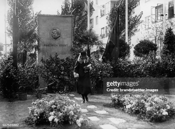 Louise Ebert after the unveiling of a plaque for her husband Friedrich Ebert in the new Friedrich-Ebert-colony at Volkspark Rehberge in the north of...