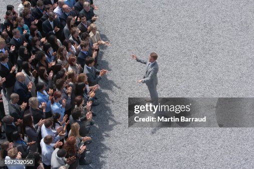 Geschäftsmann sprechen Klatschen Menschenmenge Geschäftsmann sprechen Klatschen Menschenmenge
