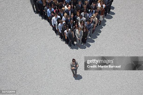 Mujer De Negocios En La Cspide De Multitud, Foto de stock