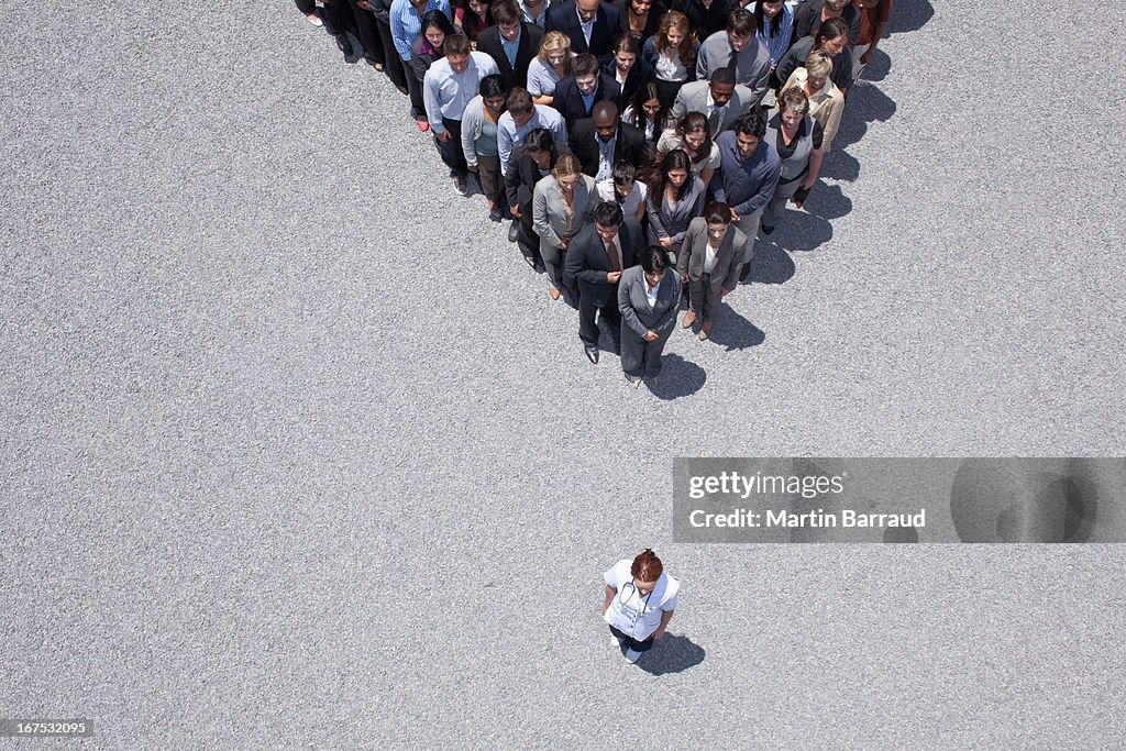 Mujer en la cúspide de multitud