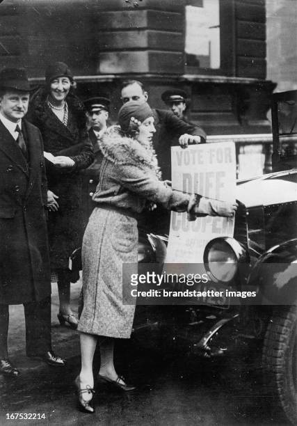 British actress Lady Diana Cooper gets involved with her husband captain Duff Cooper . March 13th 1931. Photograph. Die britische Schauspielerin Lady...
