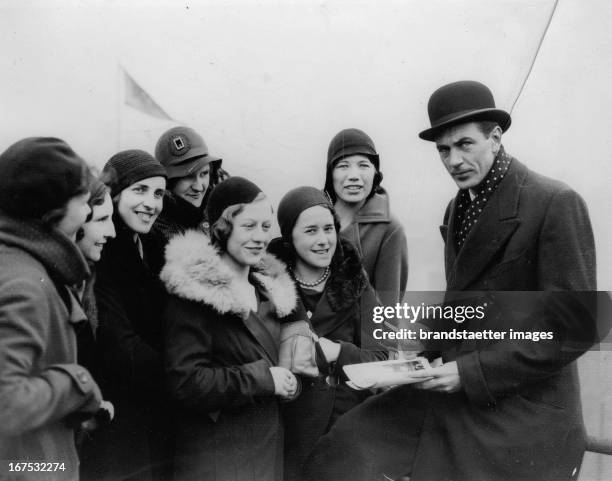 American actor Gary Cooper with fans in London. March 15th 1932. Photograph. Der US-amerikanische Schauspieler Gary Cooper mit Fans in London....