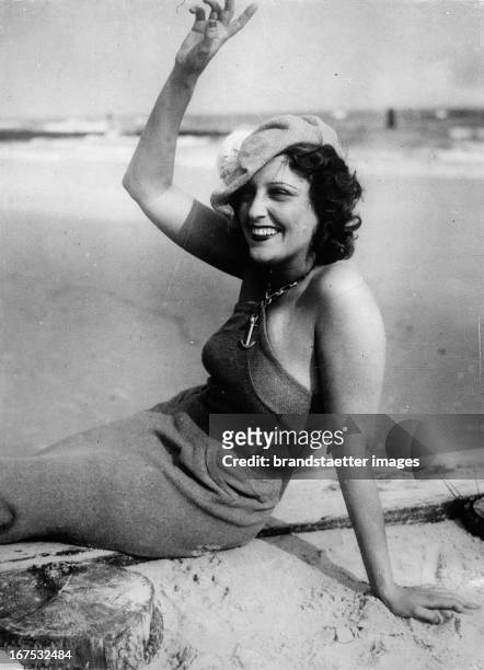 American actress Jeranette MacDonald at the Atlantica Beach Club at Long Beach. August 12th 1933. Photograph. Die US-amerikanische Schauspielerin...