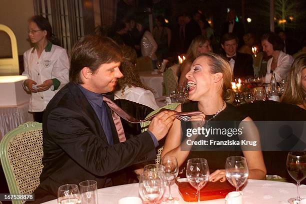 Schauspielerin Sonja Kirchberger Und Ihr Freund Und Manager Klaus Eggenfellner Bei Der Verleihung Des "Gala Spa Award 2001" In Baden Baden Am 170301