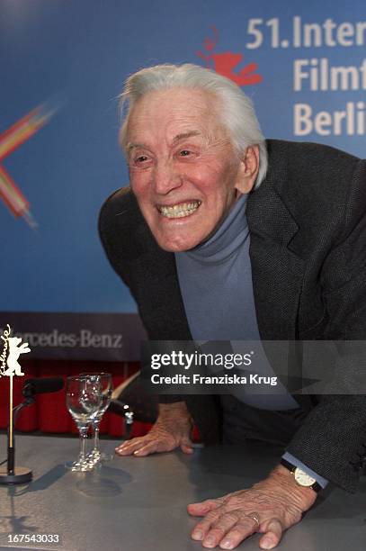 Schauspieler Kirk Douglas Gibt Pk Zu Der Hommage Für Sein Lebenswerk