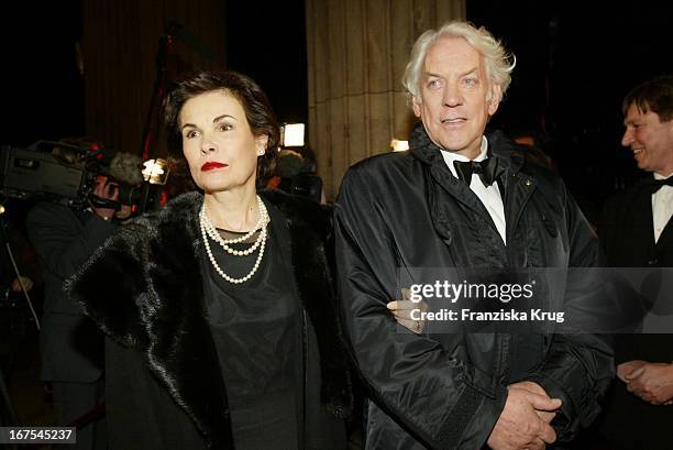 Donald Sutherland Mit Seiner Ehefrau Francine Bei Der Gala "Cinema For Peace" Am Rande Der Berlinale