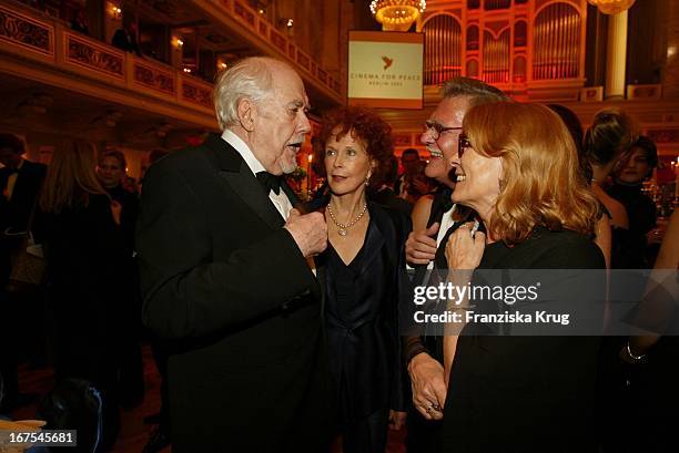 Regisseur Robert Altman Mit Ehefrau Kathryn Und Michael Ballhaus Mit Ehefrau Helga Bei Der Gala "Cinema For Peace"