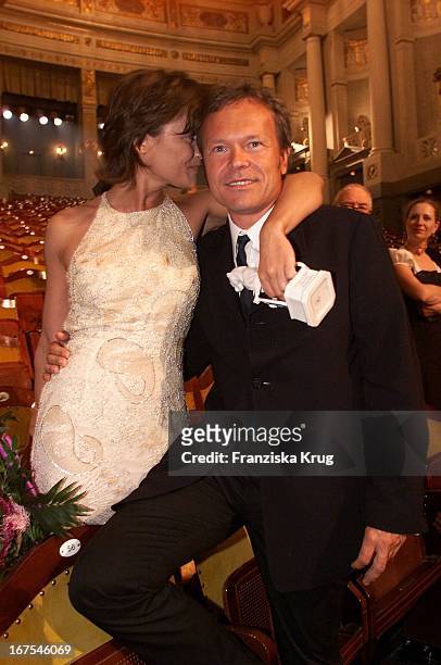 Moderatorin Sandra Maischberger Mit Ehemann Jan Kerhart Bei Der Verleihung Des "Bayerischen Fernsehpreis 2001" In München Am 180501