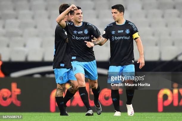Franco Cristaldo of Gremio celebrates with teammates Nathan and Luis Suárez after scoring the team's second goal during a match between Corinthians...