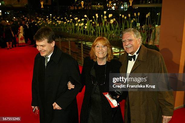 Kameramann Michael Ballhaus Mit Sohn Und Ehefrau Helga Bei Der Premiere Von "Cold Mountain" Im Rahmen Der 54. Berlinale