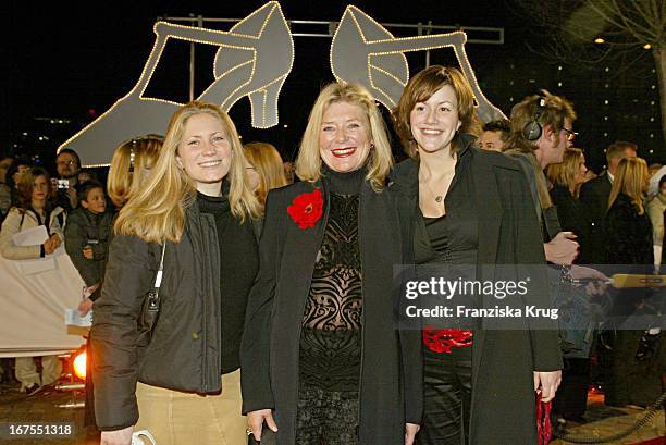 Jutta Speidel Und Ihre Töchter Franziska Und Antonia Bei Der Premiere Des Musical "42Nd Street" In Stuttgart Am 211103