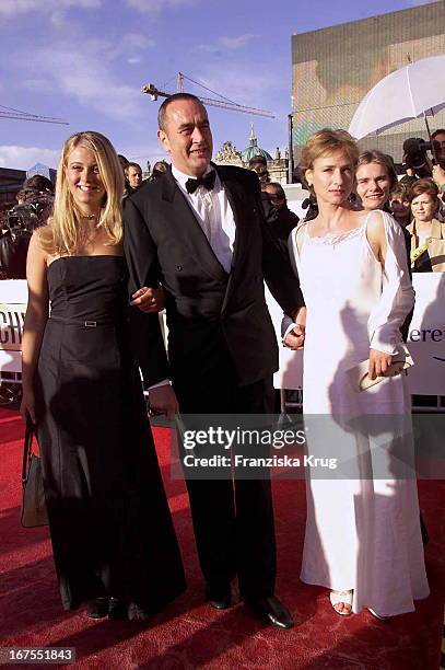 Bernd Eichinger + Tochter Nina + Freundin Corinna Harfouch Bei Ankunft Zur Verleihung Deutscher Filmpreis In Berlin Am 220601