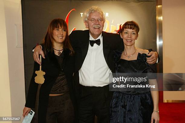 Theresa Und Vater Carlo Von Tiedemann Und Dessen Freundin Julia Laubrunn Bei Der Musicalpremiere "Tanz Der Vampire" In Der Neuen Flora In Hamburg