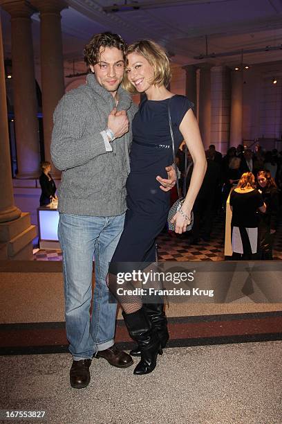 Leander Lichti Und Schauspielerin Julia Stinshoff Bei Der "Ard Blue Hour Opening" Party Im Museum Für Kommunikation In Berlin