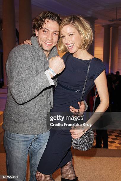 Leander Lichti Und Schauspielerin Julia Stinshoff Bei Der "Ard Blue Hour Opening" Party Im Museum Für Kommunikation In Berlin