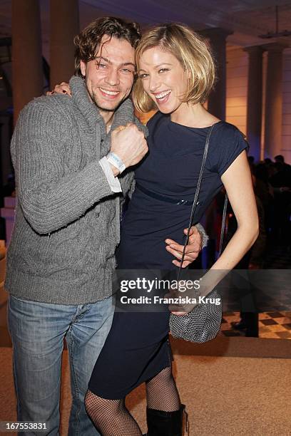 Leander Lichti Und Schauspielerin Julia Stinshoff Bei Der "Ard Blue Hour Opening" Party Im Museum Für Kommunikation In Berlin