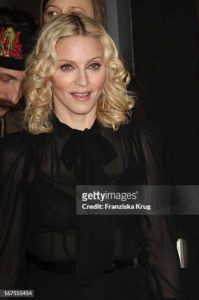 Sängerin Madonna Beim "Filth And Wisdom" Photocall Bei Der Berlinale In Berlin