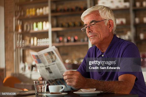 uomo, leggendo il giornale in café - coffee and news paper foto e immagini stock