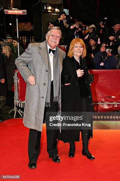 Kameramann Michael Ballhaus Mit Ehefrau Helga Bei Der Premiere Des Eröffnungsfilms "Snow Cake" Im Berlinalepalast Am 090206