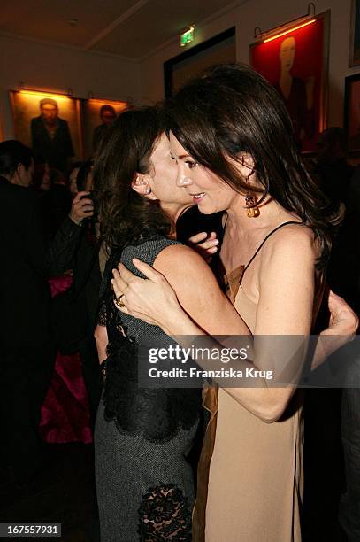 Iris Berben Und Hannelore Elsner Bei Der Aftershow Party Nach Der "Elementarteilchen" Premiere Im China Club In Berlin Am 110206