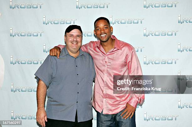 Will Smith Und Regisseur Alex Proyas Beim Photocall Im Berliner Hotel Four Season Anlässlich Der Deutschlandpremiere "I, Robot"