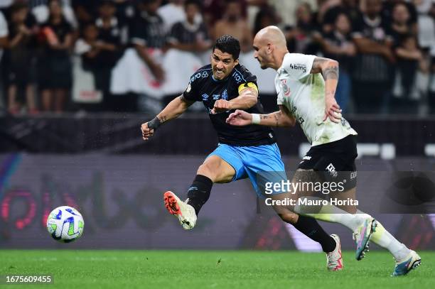 Luis Suarez of Gremio shoots the ball to score the team's fourth goal during a match between Corinthians and Gremio as part of Brasileirao Series A...